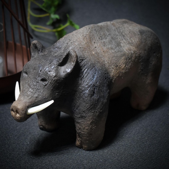 Power animal wild boar – archaic sculpture with tusks made of conch shell – protection, courage, and unbridled vitality – Item No.: SKU119