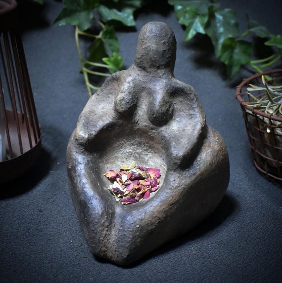 The Goddess of Gifts – matriarchal offering bowl made of smoke-fired clay – Ritual object – Item No.: SKU162