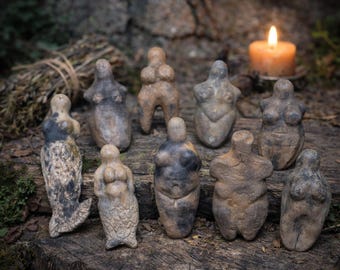 Pocket goddesses made of smoke-branded clay – archaic companions for protection & inner connection - TGS001