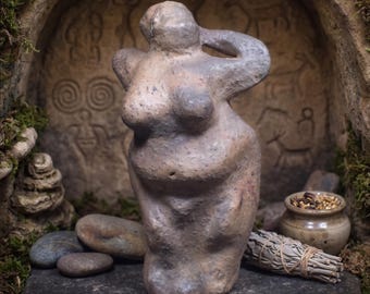 Venus van Willendorf sculptuur, moderne interpretatie van een oergodin, archaïsche vrouwelijke figuur, spirituele altaardecoratie, klei SKU251