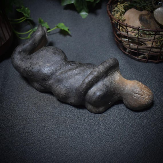Sculpture 'Don't bend' - Handcrafted smoke-fired art for inner strength & self-respect - Item no.: SKU031