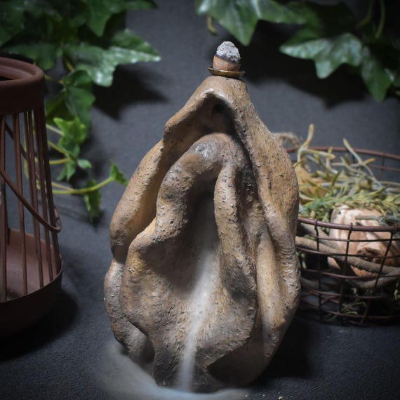 Yoni Goddess – Backflow Incense Cone Holder in Smoke Burning Art – Sacred Femininity Meets Ritual Smoke Guidance – Item No.: RÄH011