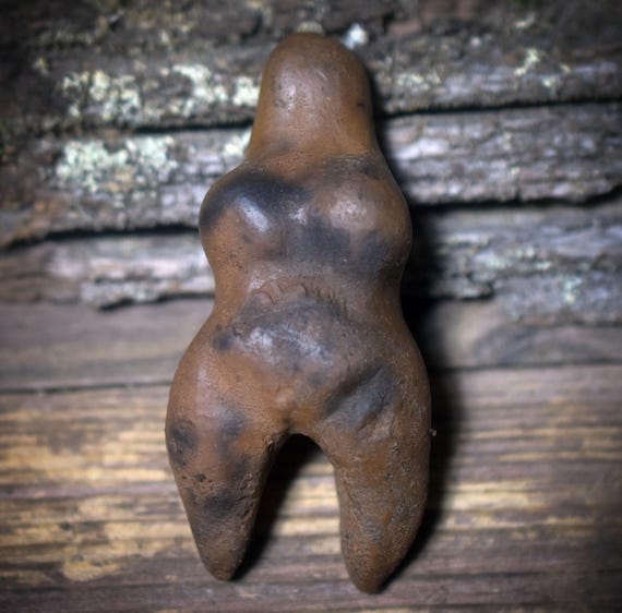 Pocket Goddess – an archaic companion made of clay, handcrafted using traditional smoke-firing techniques - Item No.: TAS008