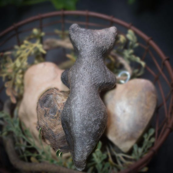 Handmade Venus Figurine Moon Goddess Lucky Charm made of clay - your personal goddess on the go Art.No.: TAS001