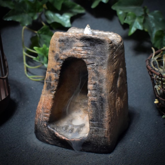 Backflow incense cone holder – smoke burn tower with Wiccan blessing symbol, acorn & holly - Item No.: RÄH037