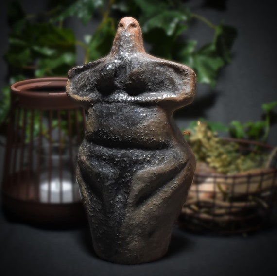 Handmade Venus sculpture made of clay - traditional art, ideal as a gift for couples who want to have children and are pregnant
