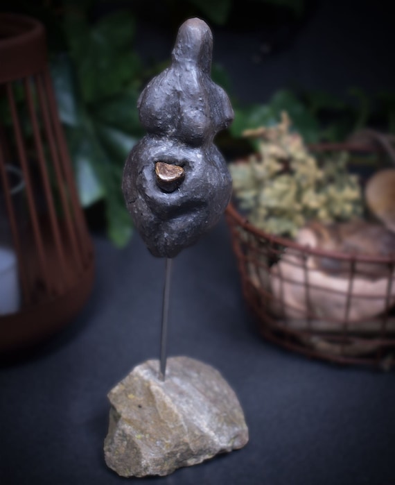 Unique clay sculpture with bronzite inlay on stele - Matriarchal goddess - Handmade ceramic art - finished in smoke firing