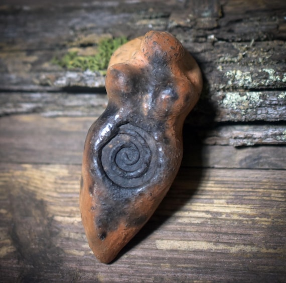 Pocket goddess with spiral – archaic companion made of clay, handcrafted using smoke firing – Item No.: TAS009