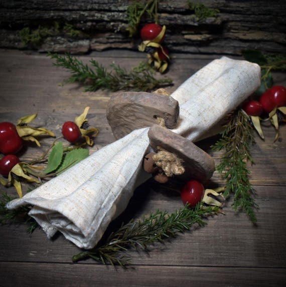 Rustic napkin rings in a set of 4 – fired clay with jute and bells - Item No.: SRT003