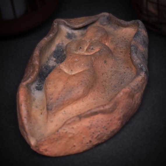 Unique handmade Yoni bowl made of smoke-fired clay | Spiritual Goddess bowl - ideal for rituals or meditation
