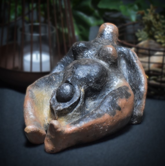 Handmade Venus statuette made of clay - traditional art ideal as a gift for those wanting to have children, pregnancy and birth
