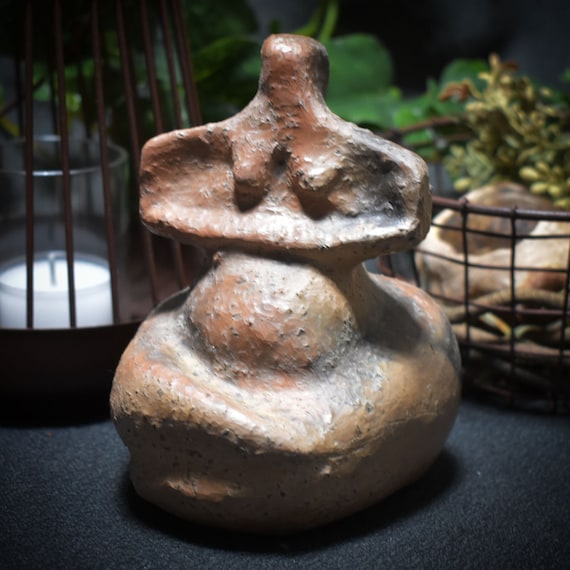 Handmade Venus statue made of clay – smoke-fired, standing for matriarchy & fertility, ideal as a gift for expectant parents