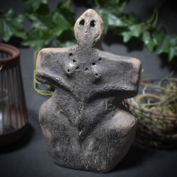 The Voice of the Primordial Goddess – Archaic Clay Sculpture – Traditional Smoke-Fired Art – Item No.: SKU151