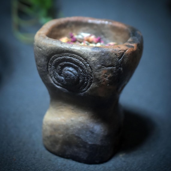 Wiccan incense burner with spiral – Handmade using smoke firing, ritual vessel made of clay – Item No.: RÄG057