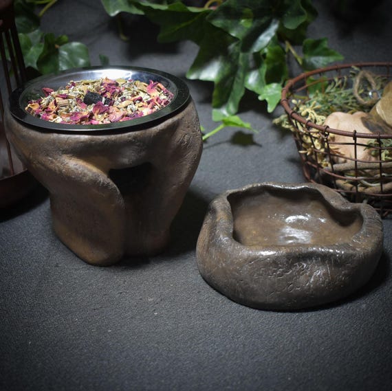 Your 4-in-1 ritual companion – Handcrafted from fire and clay – Incense burner – Incense burner – Fragrance lamp – Tealight holder – Item no.: RÄG011