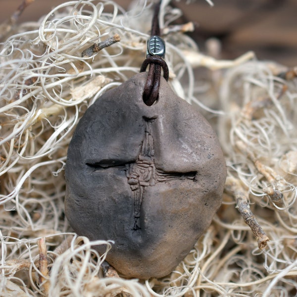 Amulett Kettenanhänger Brigids Cross mit verstellbarem Lederband und einer Metallperle