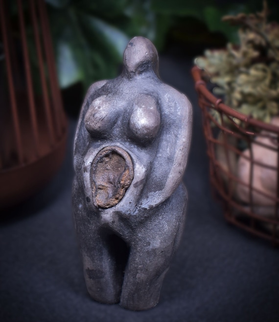 Handcrafted prehistoric Venus sculpture with limonite inlay - Spiritual decoration made of clay - Smoke fire - individual living ambience