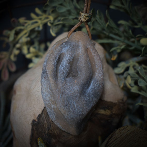 Handmade Yoni amulet made of traditionally fired clay – Unique smoke-fired art for your well-being