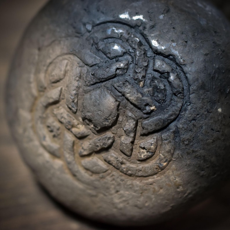 Ancestral Ritual Set: 7 ancestral stones in a smoke-fired clay vessel, inner child work & ancestral healing, spiritual gift psychology AHR001 keltischer Knoten