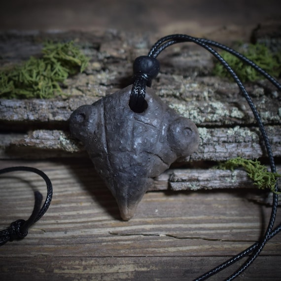 Power Animal Mantis – Amulet in smoke-burning art with leather or cotton cord - Item No.: AMU039