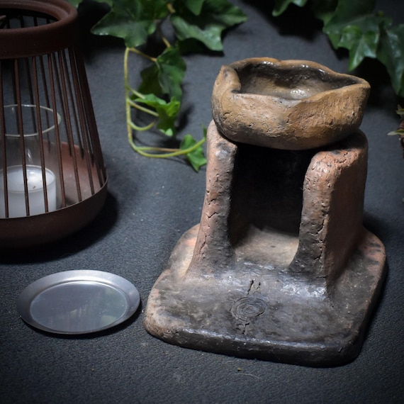 Bear Power Hut – 4-in-1 vessel – archaic-looking, made of clay – fragrance lamp/incense burner/incense burner/tealight holder Art.No.: RÄG047