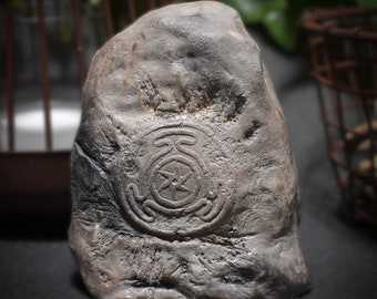 Hekate&#39;s Wheel Relief aus Ton - im Rauchbrand gefärbt - magische Altar Dekoration - Unikat
