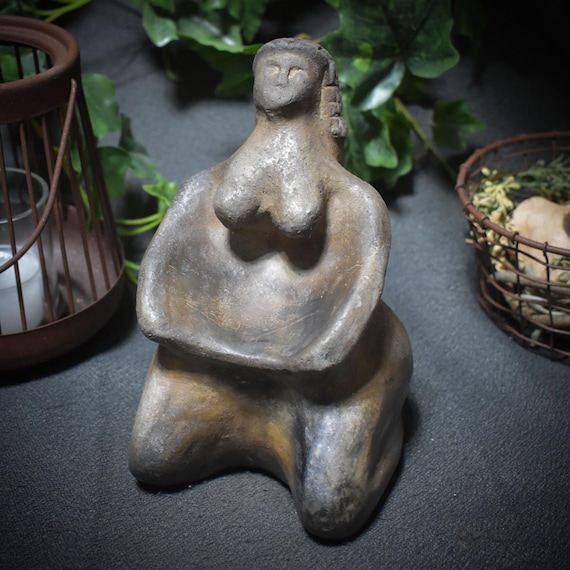 Venus offering bowl - Handcrafted offering bowl inspired by the Venus of Brassempouy in rustic smoke-fired art - Item no.: SKU032
