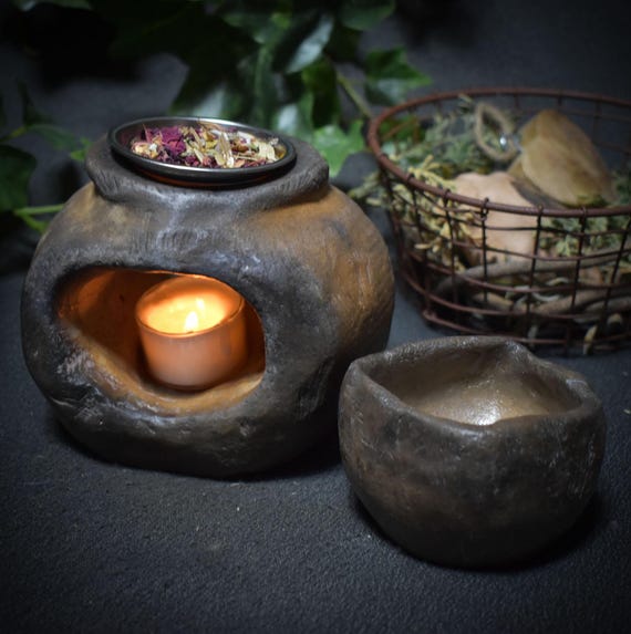 Your 4-in-1 ritual companion – Handcrafted from fire and clay – Incense burner – Incense burner – Fragrance lamp – Tealight holder – Item no.: RÄG012