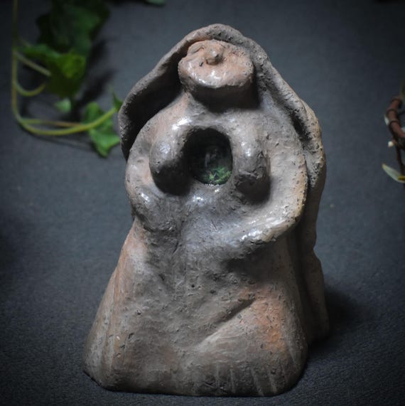 Open Heart – Female clay sculpture with a radiant heart – open your heart – art object with symbolic depth – Item No.: SKU147