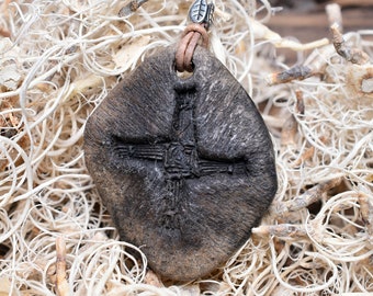 Amulett Kettenanhänger Brigids Cross mit verstellbarem Lederband und einer Metallperle