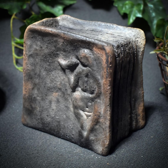 The Book of the Great Goddesses – Wisdom fired in clay – archaic art object – Matriarchy – Art.No.: SKU154
