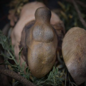 Handy Venus Figurine - Your matriarchal companion for on the go, made from clay and smoke-fired - Item No.: TAS001