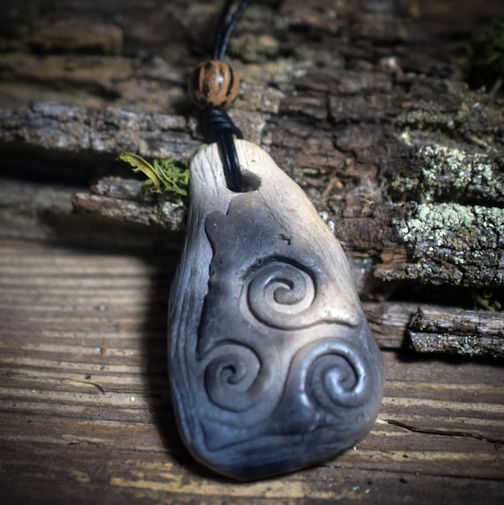 Amulet /Triskele of the Wolf/ – Archaic smoke-fired art made of clay – with adjustable leather strap – Item No.: AMU051