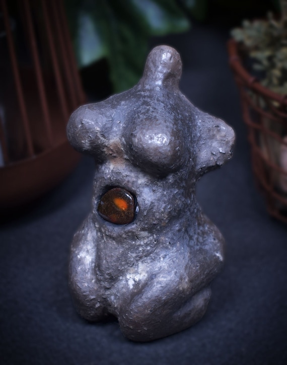 Handmade prehistoric Venus sculpture with amber inlay - Spiritual decoration - individual living ambience