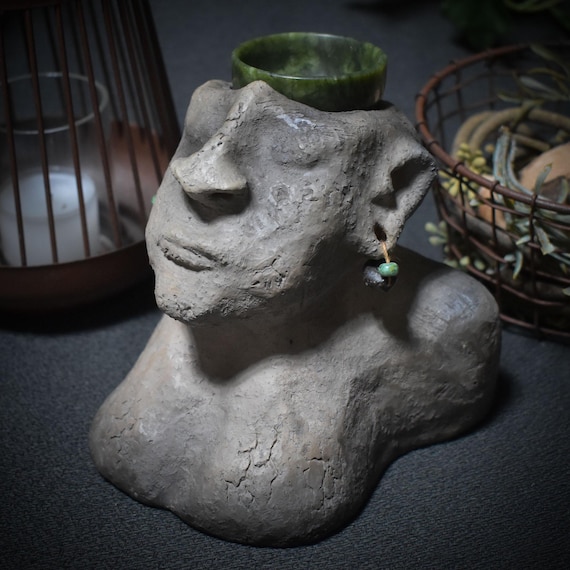 Bust of an indigenous woman with offering bowl made of bamboo agate – smoke-fired & natural materials – primitive art – Art.No.: SKU097