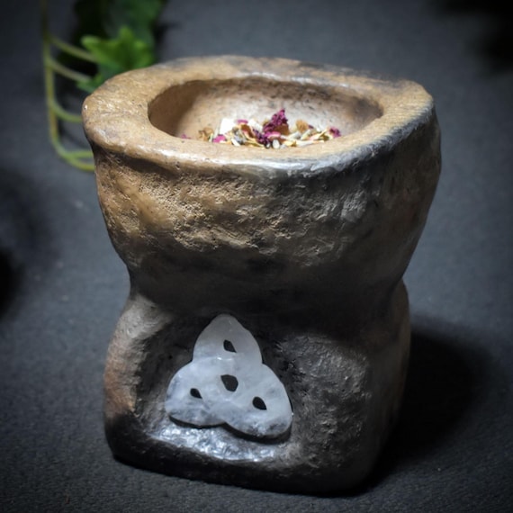 Incense burner with Celtic knot – Handmade from clay using a smoke-firing process – Item No.: RÄG058