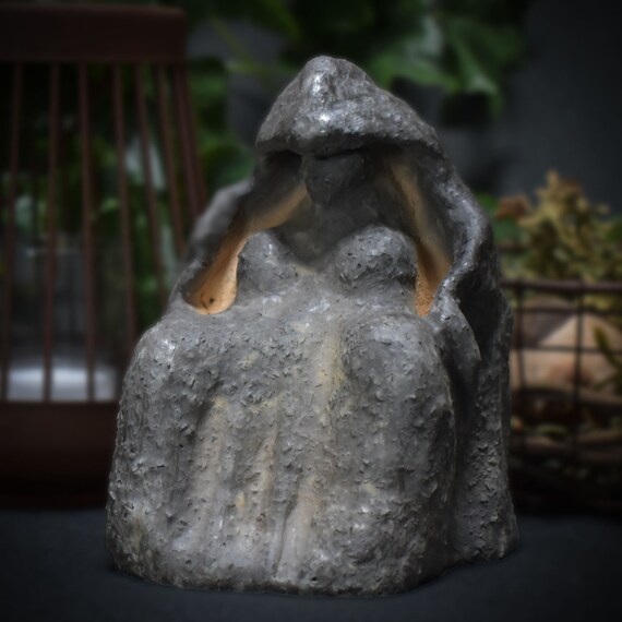 Mystical female figure made of clay - finished in smoke firing - Spiritual decoration for female magic - ideal as an altar object