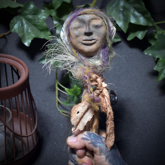 Guardian of Healing – Spirit Doll made of traditionally fired clay on root wood, with wool & aventurine - Item No.: SDO016