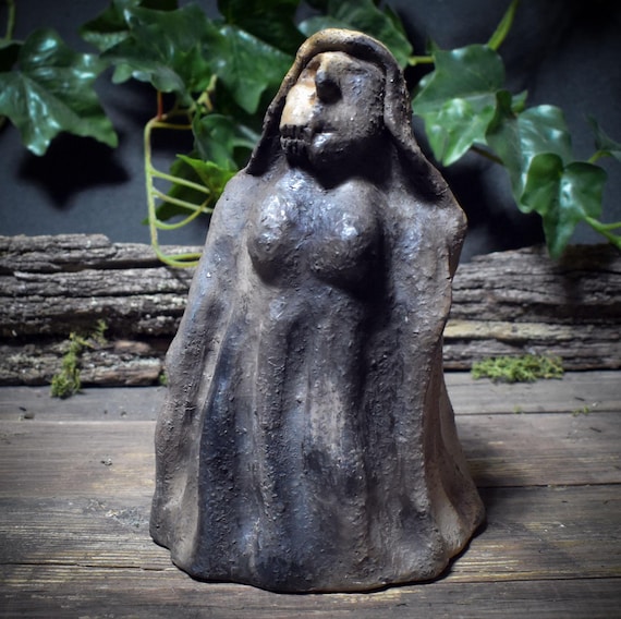 Sculpture of the Nordic goddess Hel – smoke-fire art in archaic power – transformation, change – Art.No.: SKU156