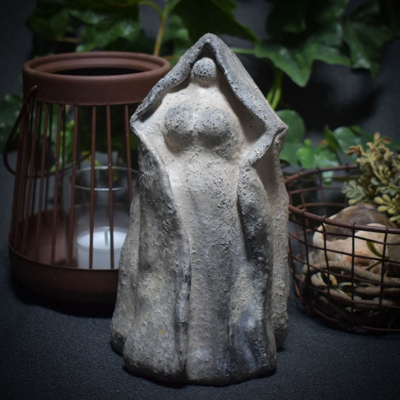 Mystical female figure made of clay - finished in smoke firing - Spiritual decoration for female magic - ideal as an altar object