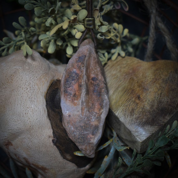 Handmade Yoni amulet made of traditionally fired clay – Unique smoke-fired art for your well-being