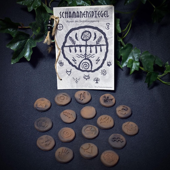 Shaman's Mirror – 17 Runes of Self-Encounter – Including 12-page guidebook (German/English) – Item No.: SSP002