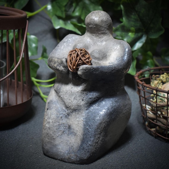 Sculpture "Focus" - Your path to clarity and inner peace traditional smoke-fired art - Art.No.: SKU041