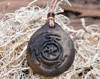 Amulett Kettenanhänger Hekates Wheel mit verstellbarem Lederband und Metallperlen