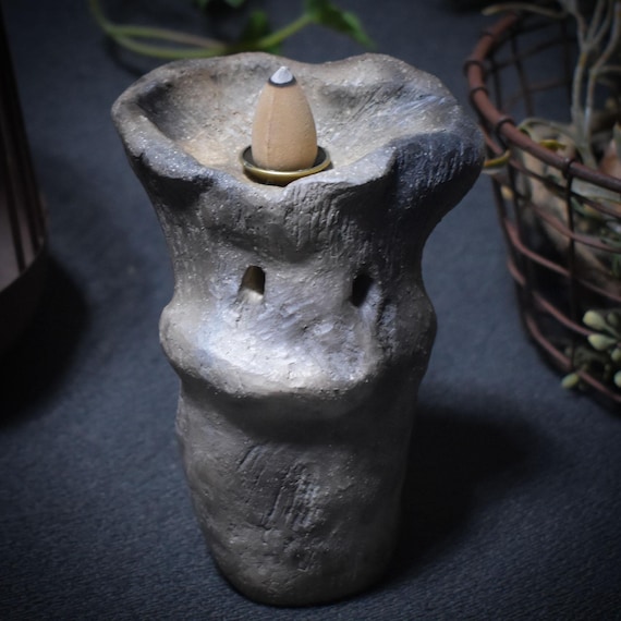 Backflow incense cone holder made of smoke-fired clay – mushroom shape for rituals & altars – spiritual decoration – Item No.: RÄH008