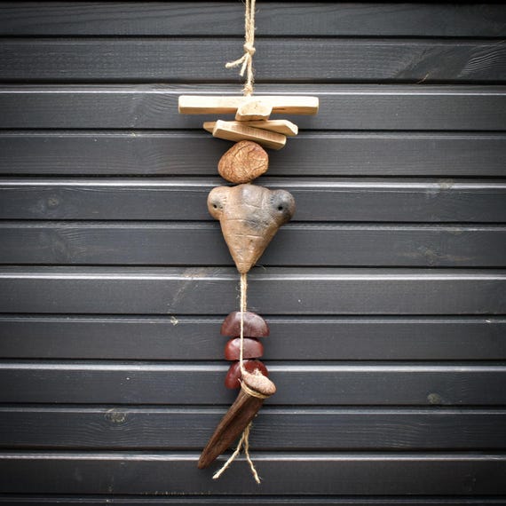 Mantis Spirit/Expressive wall decoration made of clay in smoke-fired art/Praying mantis as a spiritual power animal for your wall/Art. No.: HEX016