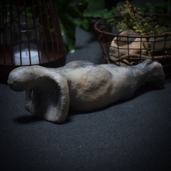 Unique lying sculpture made of clay and finished in smoke firing - ideal gift for a relaxed living environment