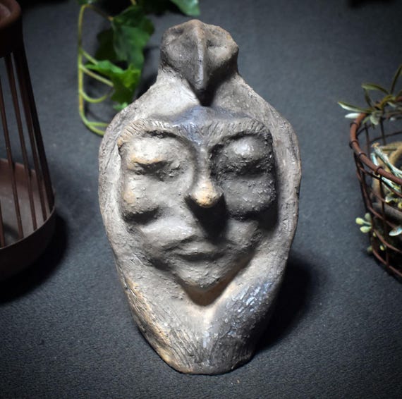 Sculpture of shamanic power - The Eagle's Embrace – traditional smoke burning art - Art.: SKU149