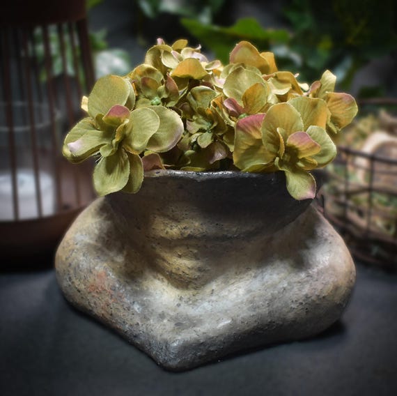 Handcrafted planter 'Womb of the Goddess' made of traditionally fired clay - Spiritual altar supplies - Item no.: GEF003