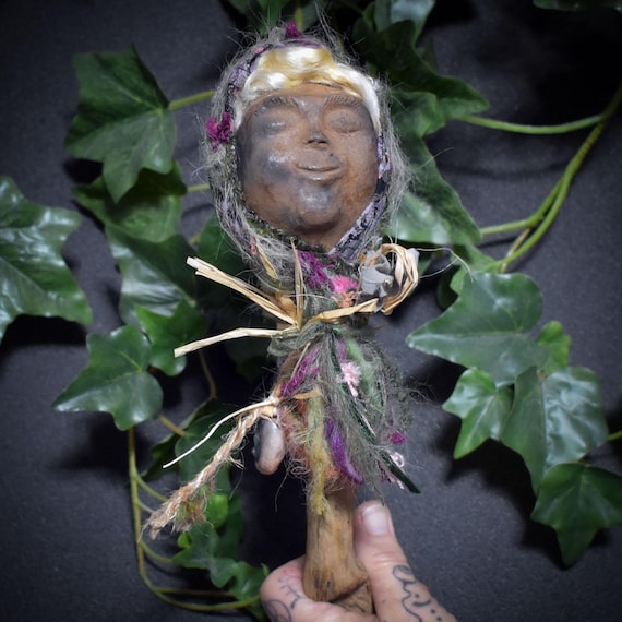 Guardian of Healing – Spirit Doll made of traditionally fired clay on root wood, with wool & aventurine - Item No.: SDO014